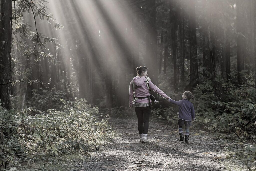 Madre e hijo dando un paseo por la naturaleza