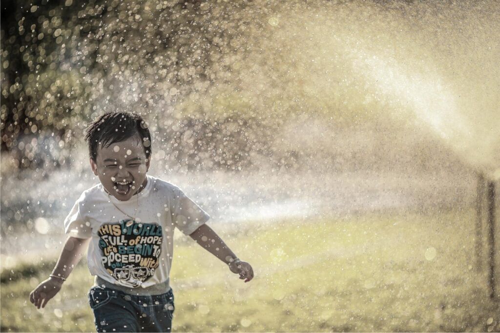 Niño jugando con el agua