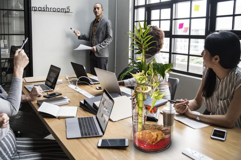 Ecosistema Aquarium pez y plantas en una mesa de oficina