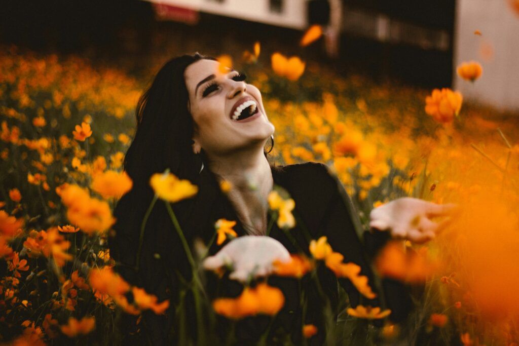Chica disfrutando de la naturaleza