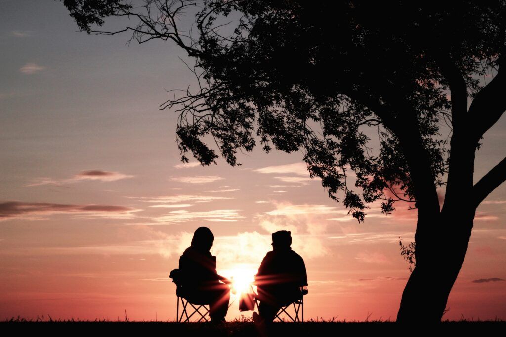 Personas disfrutando de la naturaleza al atardecer