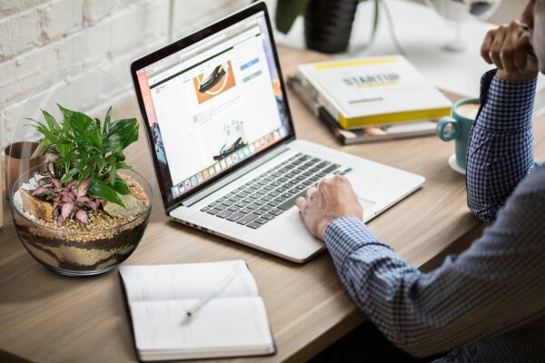 macbook-air-on-desk copia