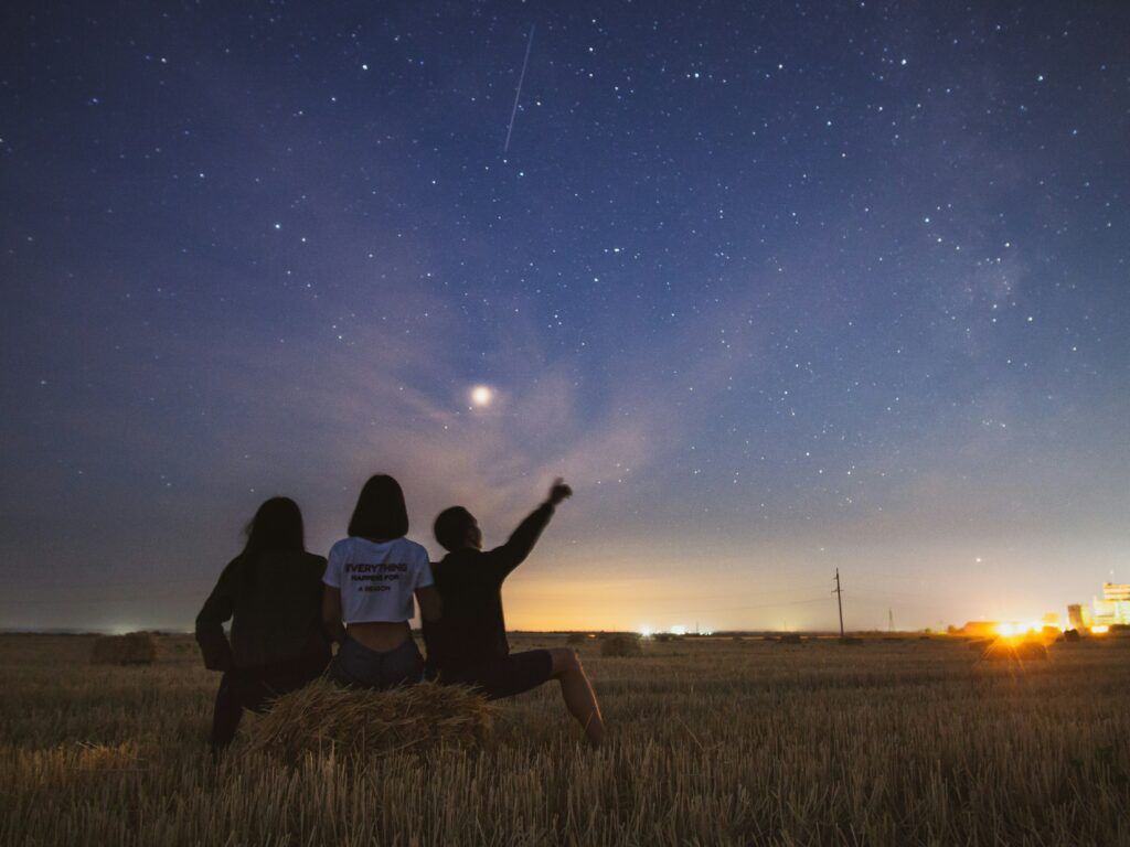personas viendo el cielo