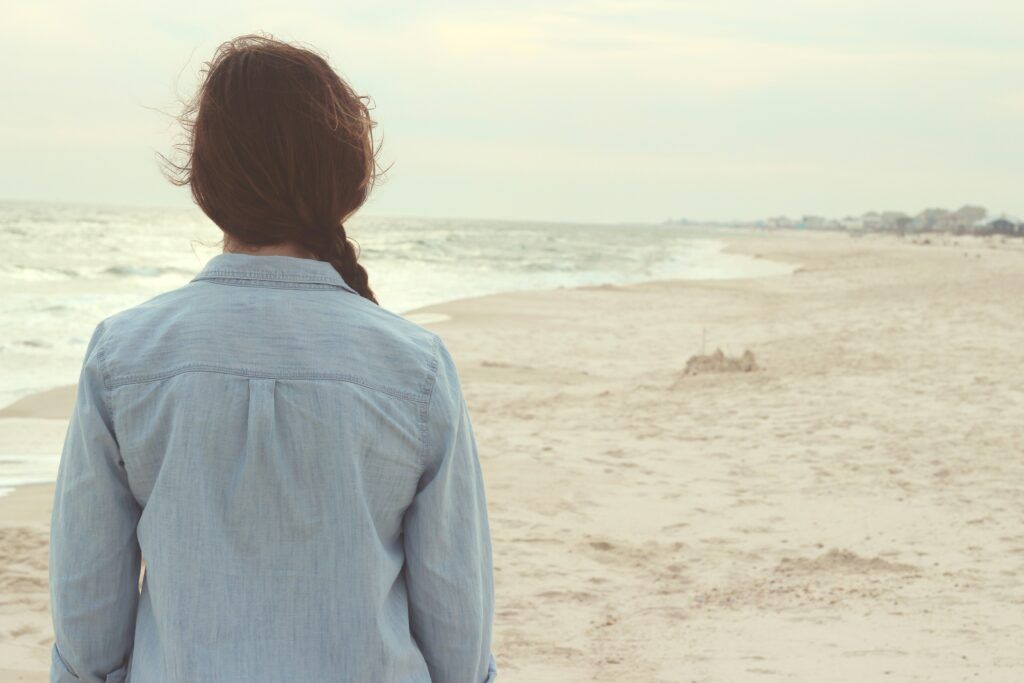 Persona caminando por la playa