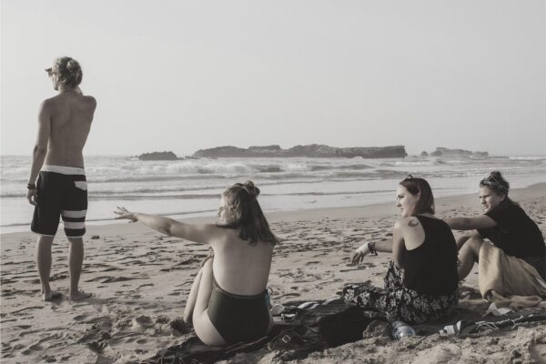 Foto de grupo de amigas disfrutando la naturaleza en una playa