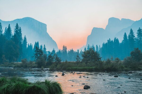 Foto de paisaje con vistas impresionantes de rio y montañas