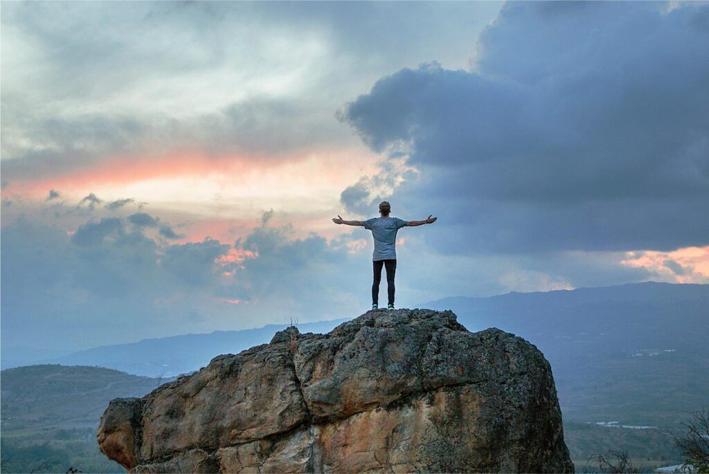 Biogarden. El Ecosistema en tus manos Persona disfrutando y viviendo la naturaleza