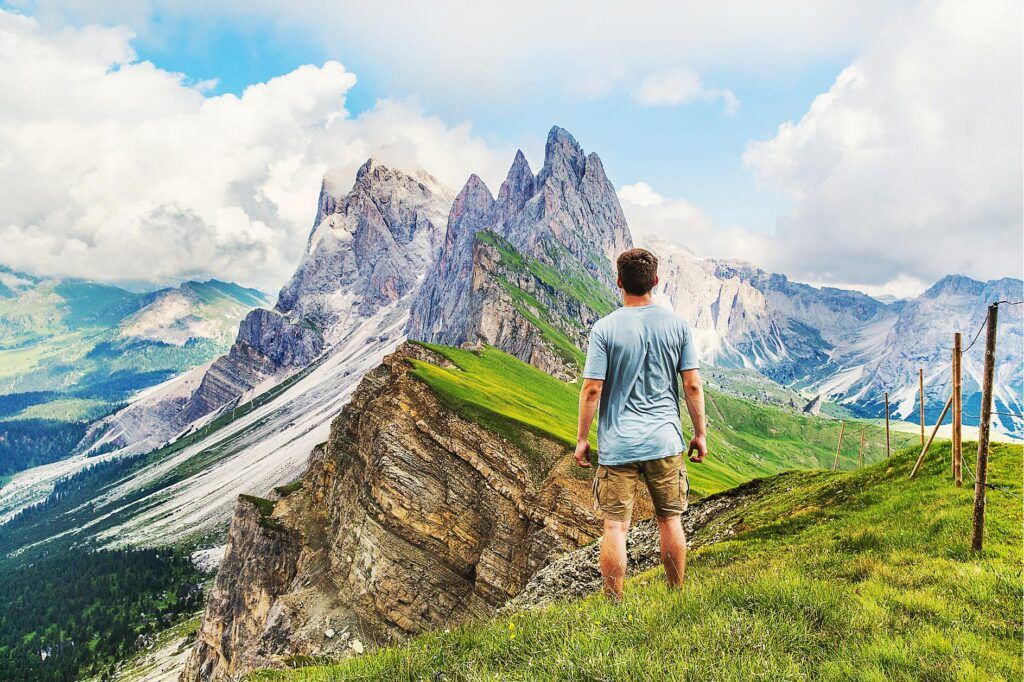Biogarden. El Ecosistema en tus manos Persona en la montaña admirando la naturaleza