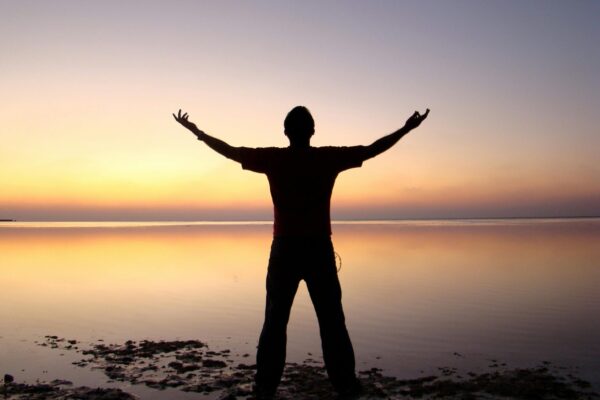 Biogarden. El Ecosistema en tus manos persona disfdrutando de una bella vista al mar