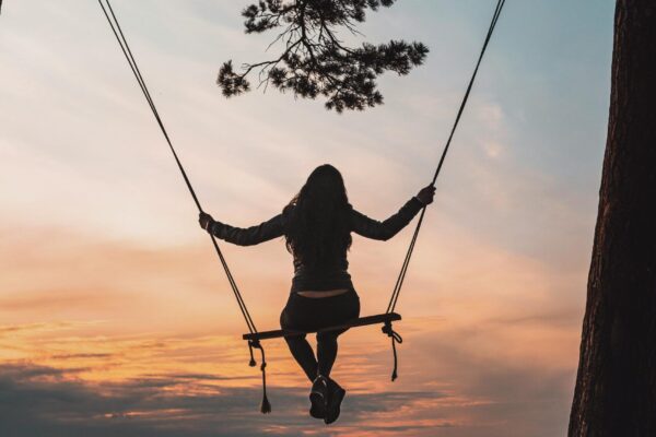 Biogarden. El Ecosistema en tus manos persona en un columpio mirando la naturaleza