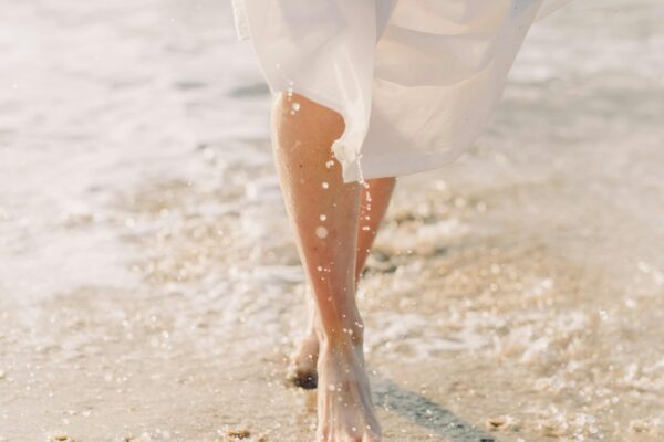 Biogarden, disfruta del ecosistema persona andando por la orilla del mar