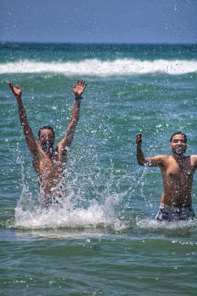 Biogarden. El Ecosistema en tus manos Personas disfrutando en el mar