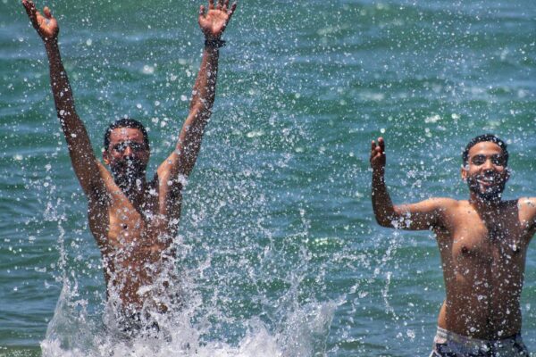 Biogarden. El Ecosistema en tus manos Personas disfrutando en el mar